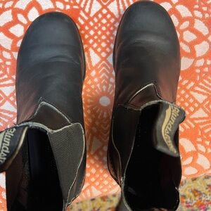 Blundstone Classic.  Size 8.5.  No rips or tears.  Minimal wear on soles.